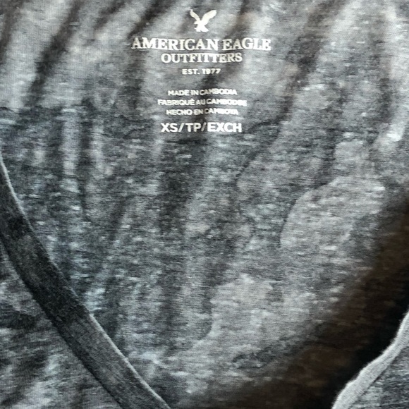 AEO Camo V Neck Hi Low Tee • XS - Picture 6 of 7